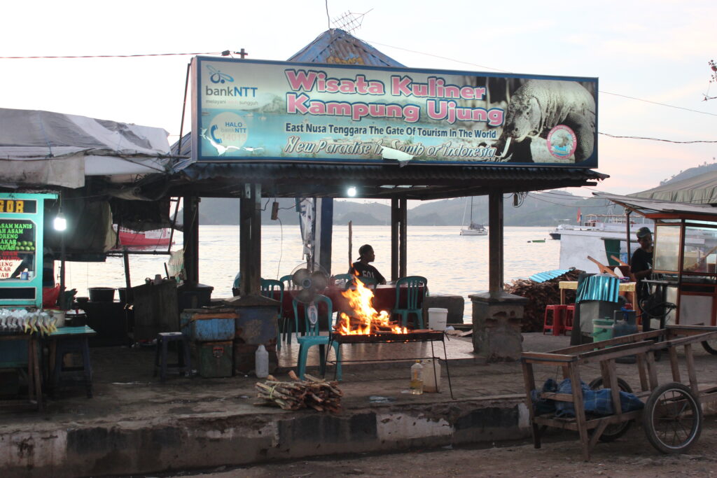 Wisata kota Labuan Bajo - suasana Pasar Kota dan kuliner tepi pantai