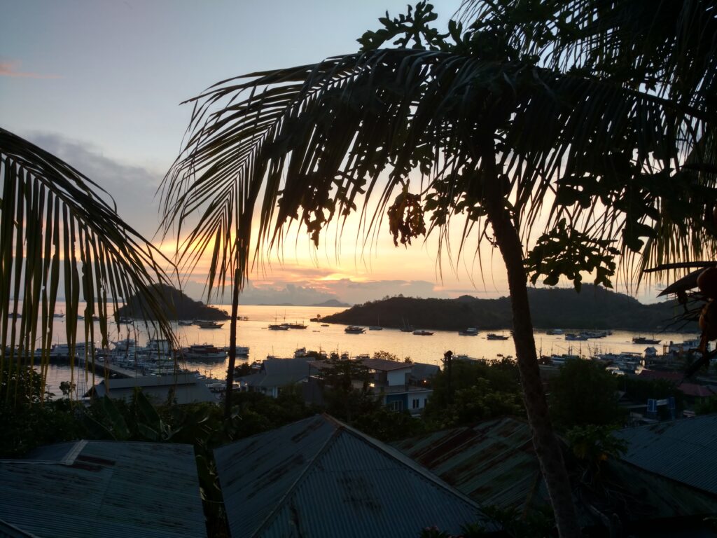Wisata kota Labuan Bajo - sunset di Bukit Cinta