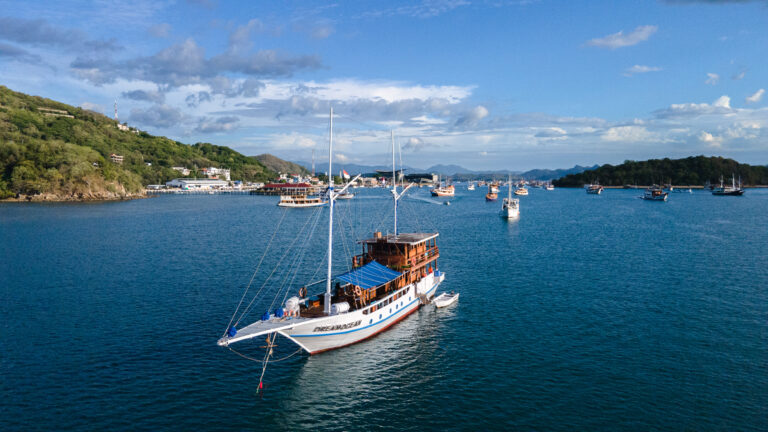 Itinerary sailing trip Komodo - kapal Phinisi Dream Ocean dari udara