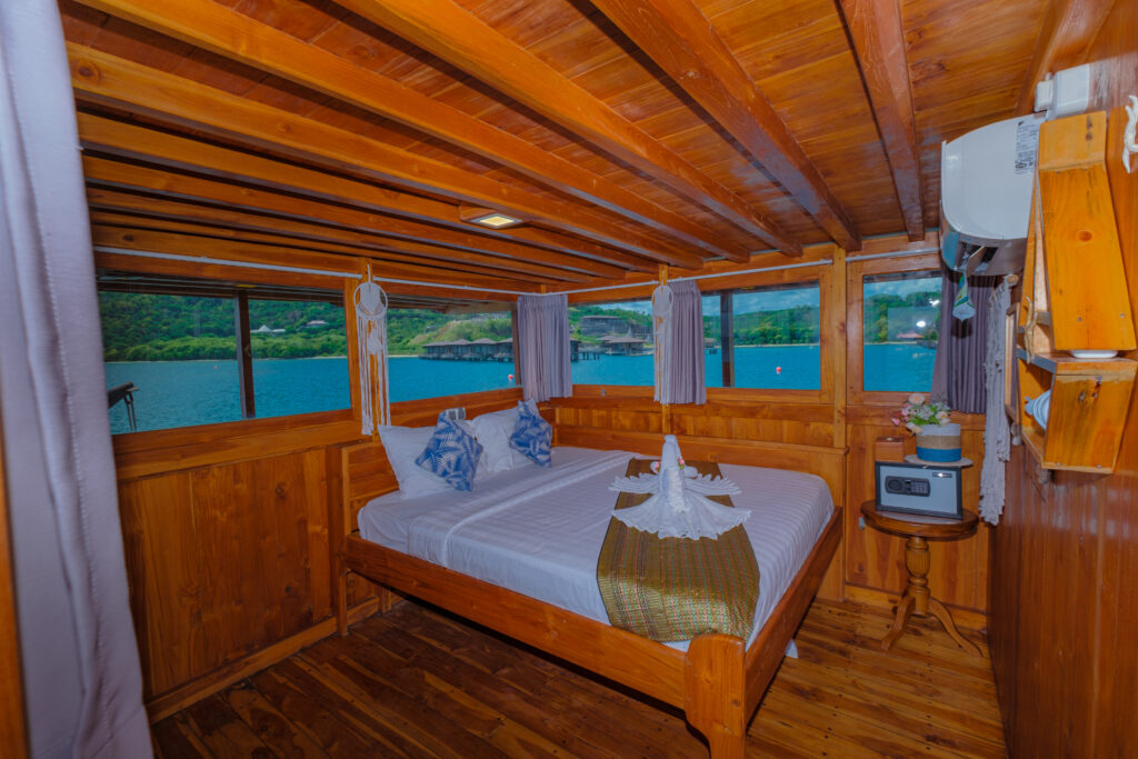 Itinerary sailing trip Komodo - kabin Master Suite kapal Phinisi